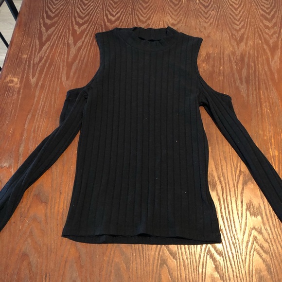 Cut out shoulder black formfitting long sleeve - Picture 2 of 3